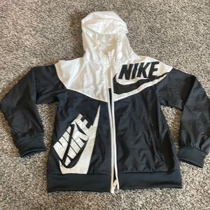 Nike wind breaker jacket size medium (see measurements)
